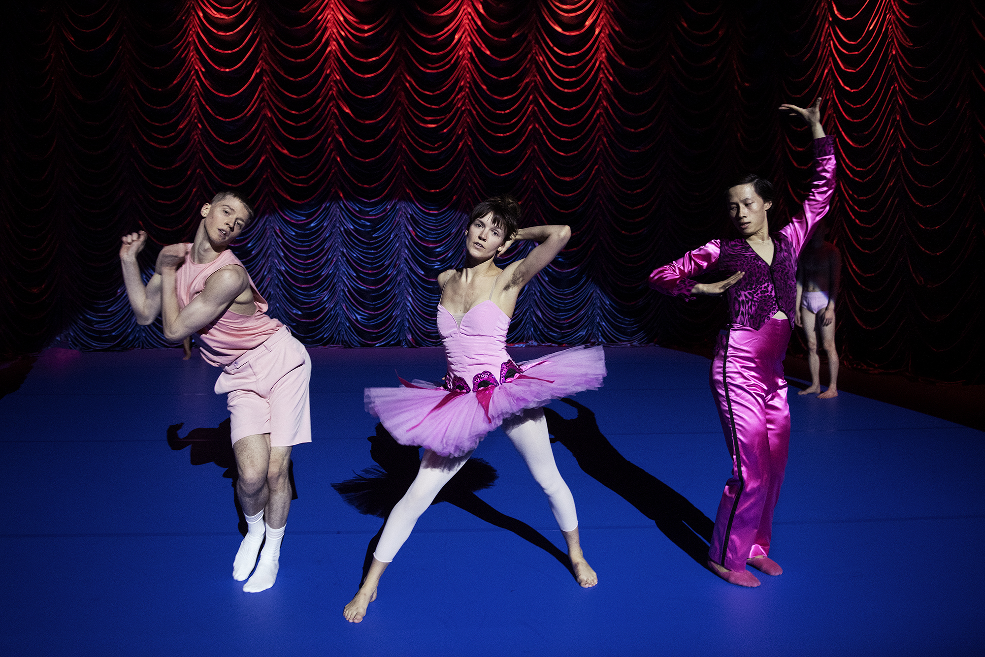 Tre dansare i rosa framträder till klassisk musik i föreställningen Pianofavoriter med Norrdans