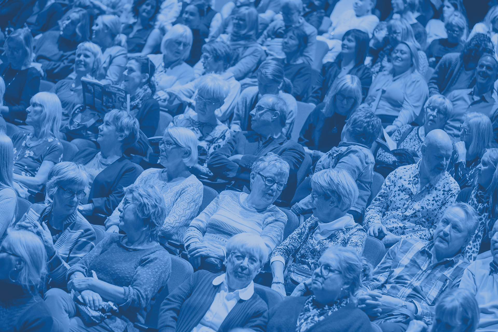 Publik i en teatersalong